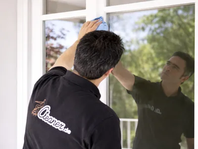 Fensterreinigung durch eine Reinigungskraft