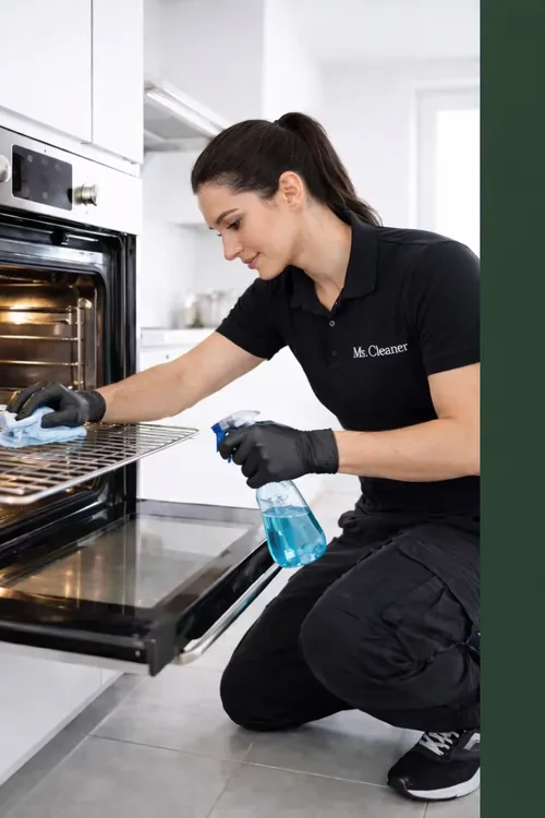 Reinigungskraft reinigt einen Backofen