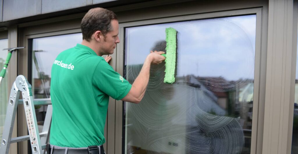 Beitragsbild: Fenster richtig putzen - Die besten Tipps und Tricks 2021